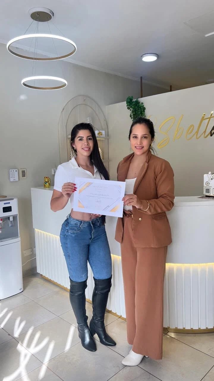 Alumna junto a Ruth Ortiz mostrando su certificado de formación